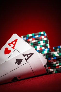 okewla Dragon Tiger interface on mobile phone showing live dealer stream and betting controls